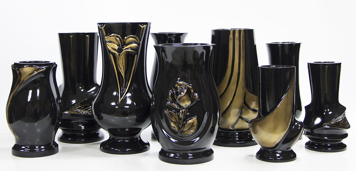 Вазы чёрные с золочением