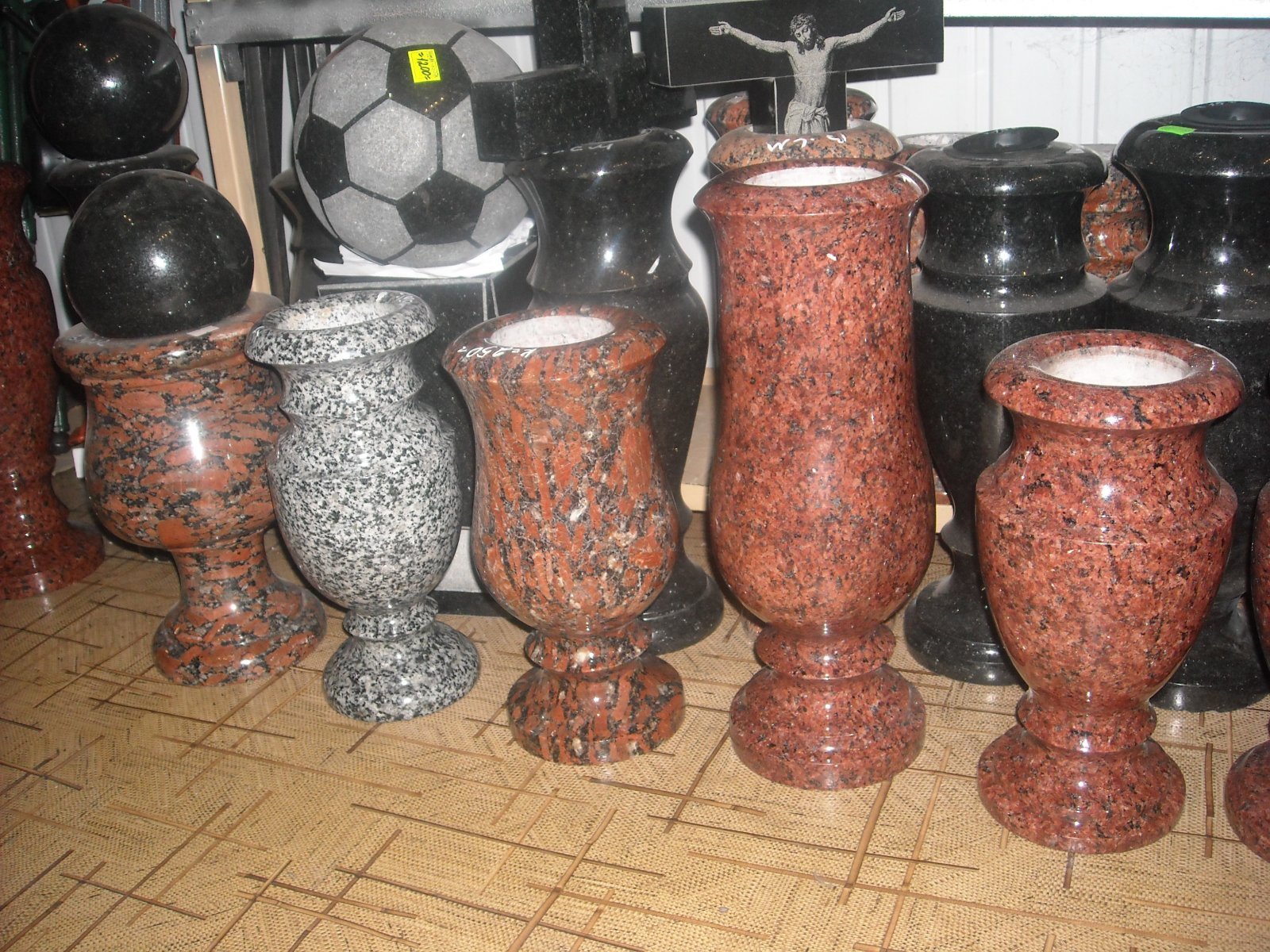 Вазы гранитные